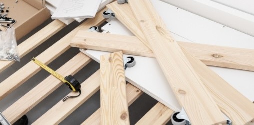 Jak opravit vrzající postel – nejčastější příčiny a řešení