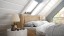 Masivní dřevěná postel s vzdušným designem