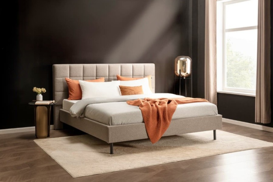 Klinmam Comfort Borneo je moderní čalouněná postel, která kombinuje jednoduchý, ale výrazný design s praktickými funkcemi, které oceníte v každodenním životě.