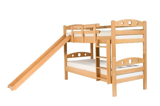 Kvalitní dvoupatrová postel se skluzavkou Tarragona je vyrobená z bukového dřeva.