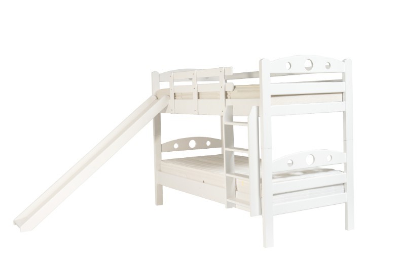 Kvalitní dvoupatrová postel se skluzavkou Tarragona je vyrobená z bukového dřeva.