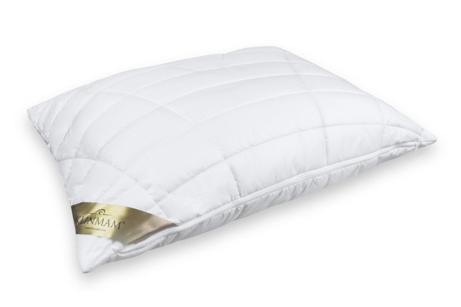 Polštář je vyplněn směsí jemných PES kuliček a pružných PUR tyčinek v zipovém vaku, díky kterému je možné množství náplně regulovat dle vlastních potřeb.