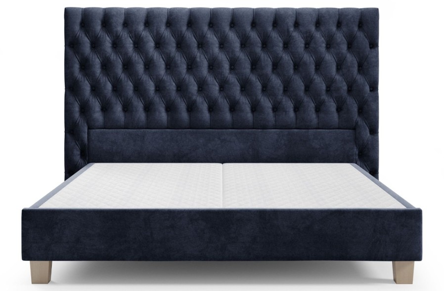 Elegantní čalouněná boxspringová postel Grand vám poskytne opravdu luxusní odpočinek. Základna postele je koncipována jako boxspring, oproti běžným boxspringovým postelím je navíc vybavena pevnými bukovými lamelami představujícími rošt pro uložení matrace. Na výběr máte hned z několika látek a velikostí postele, můžete si tak vybrat konkrétní variantu, která vám nejvíce vyhovuje.
