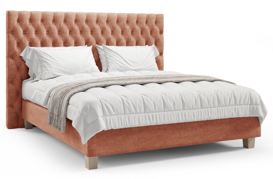 Elegantní čalouněná boxspringová postel Grand vám poskytne opravdu luxusní odpočinek. Základna postele je koncipována jako boxspring, oproti běžným boxspringovým postelím je navíc vybavena pevnými bukovými lamelami představujícími rošt pro uložení matrace. Na výběr máte hned z několika látek a velikostí postele, můžete si tak vybrat konkrétní variantu, která vám nejvíce vyhovuje.