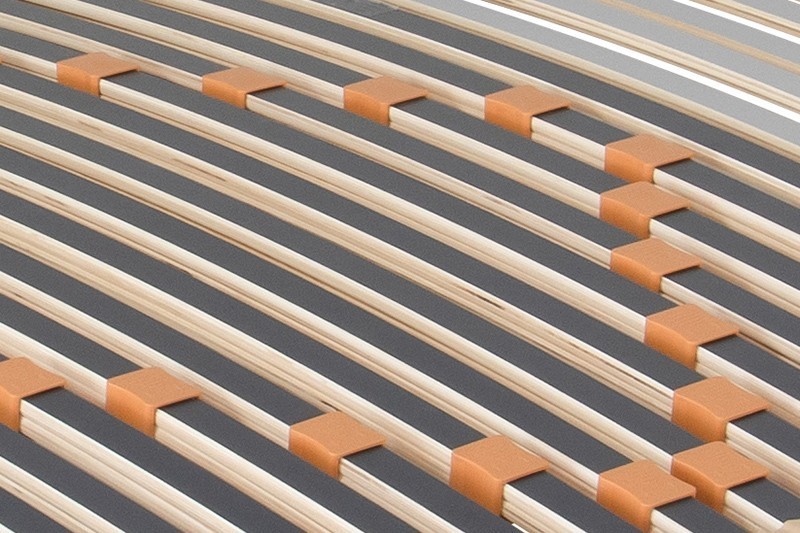 Dokonale přizpůsobivý postelový rošt pro nejvyšší komfort spánku. Díky vysokému počtu úzkých lamel citlivě reaguje na každý pohyb těla a změnu polohy při spánku