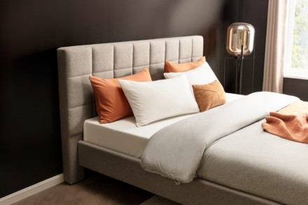 Klinmam Comfort Borneo je moderní čalouněná postel, která kombinuje jednoduchý, ale výrazný design s praktickými funkcemi, které oceníte v každodenním životě.