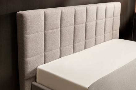 Klinmam Comfort Borneo je moderní čalouněná postel, která kombinuje jednoduchý, ale výrazný design s praktickými funkcemi, které oceníte v každodenním životě.