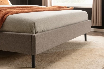 Klinmam Comfort Borneo je moderní čalouněná postel, která kombinuje jednoduchý, ale výrazný design s praktickými funkcemi, které oceníte v každodenním životě.