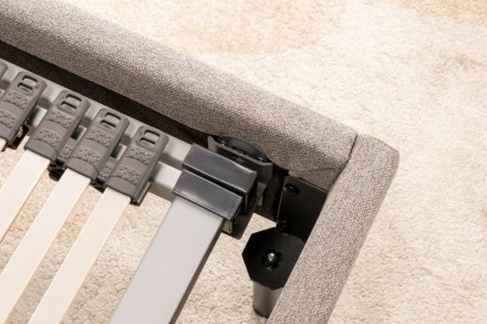 Klinmam Comfort Borneo je moderní čalouněná postel, která kombinuje jednoduchý, ale výrazný design s praktickými funkcemi, které oceníte v každodenním životě.