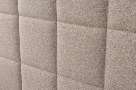 Klinmam Comfort Borneo je moderní čalouněná postel, která kombinuje jednoduchý, ale výrazný design s praktickými funkcemi, které oceníte v každodenním životě.