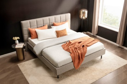 Klinmam Comfort Borneo je moderní čalouněná postel, která kombinuje jednoduchý, ale výrazný design s praktickými funkcemi, které oceníte v každodenním životě.