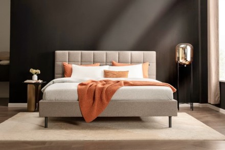 Klinmam Comfort Borneo je moderní čalouněná postel, která kombinuje jednoduchý, ale výrazný design s praktickými funkcemi, které oceníte v každodenním životě.