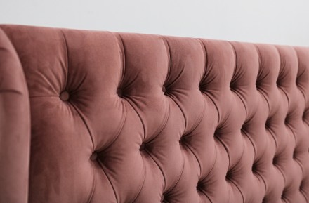 Elegantní postel Luxury Estate se hodí do každé ložnice, kterou ozvláštní a zároveň rozzáří.