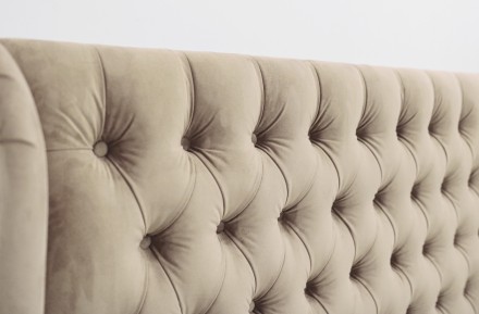 Elegantní postel Luxury Estate se hodí do každé ložnice, kterou ozvláštní a zároveň rozzáří.