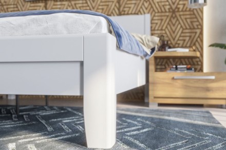 Robustní masivní postel Sion K1 bude důstojnou dominantou vaší ložnice, do které přinese útulnost i komfort.