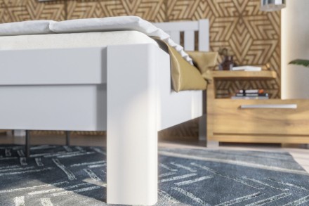 Robustní masivní postel Sion H2 bude důstojnou dominantou vaší ložnice, do které přinese útulnost i komfort.