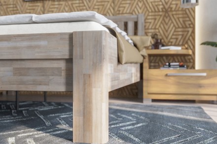 Robustní masivní postel Sion H2 bude důstojnou dominantou vaší ložnice, do které přinese útulnost i komfort.