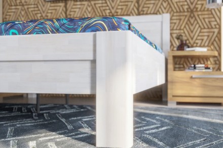 Robustní masivní postel Sion H3 bude důstojnou dominantou vaší ložnice, do které přinese útulnost i komfort.