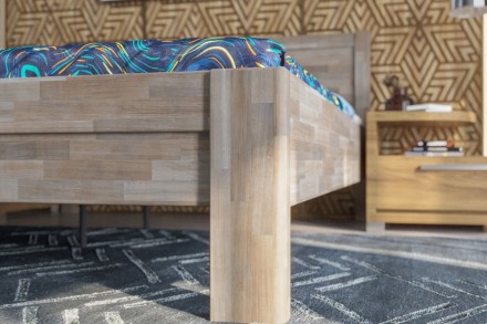 Robustní masivní postel Sion H3 bude důstojnou dominantou vaší ložnice, do které přinese útulnost i komfort.