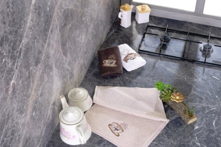 Dodejte své kuchyni nádech elegance s dárkovou sadou utěrek Klinmam Home. Sada tří utěrek ze 100% výběrové bavlny kombinuje mimořádnou měkkost s praktickou savostí. Díky jemným barvám a precizním výšivkám s motivy kávy, levandule či oliv jsou nejen nepostradatelným pomocníkem, ale i vkusným doplňkem.