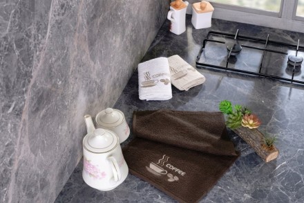Dodejte své kuchyni nádech elegance s dárkovou sadou utěrek Klinmam Home. Sada tří utěrek ze 100% výběrové bavlny kombinuje mimořádnou měkkost s praktickou savostí. Díky jemným barvám a precizním výšivkám s motivy kávy, levandule či oliv jsou nejen nepostradatelným pomocníkem, ale i vkusným doplňkem.