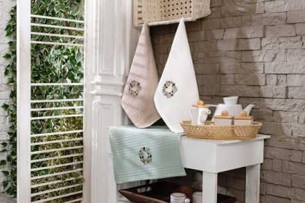 Dodejte své kuchyni nádech elegance s dárkovou sadou utěrek Klinmam Home. Sada tří utěrek ze 100% výběrové bavlny kombinuje mimořádnou měkkost s praktickou savostí. Díky jemným barvám a precizním výšivkám s motivy kávy, levandule či oliv jsou nejen nepostradatelným pomocníkem, ale i vkusným doplňkem.