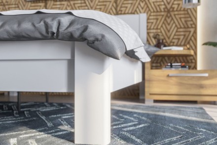 Robustní masivní postel Sion H1 bude důstojnou dominantou vaší ložnice, do které přinese útulnost i komfort.