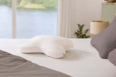 Polštář Ombracio 2.0 se vám přizpůsobí v každé pozici spánku. Speciální design tohoto polštáře s dvěma zakřivenými laloky po stranách vám usnadní dýchání a zmírní tlak při spánku na břiše.