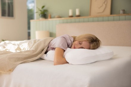 Polštář Ombracio 2.0 se vám přizpůsobí v každé pozici spánku. Speciální design tohoto polštáře s dvěma zakřivenými laloky po stranách vám usnadní dýchání a zmírní tlak při spánku na břiše.