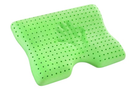 Ergonomicky tvarovaný polštář Tom Eucalyptus z paměťové pěny poskytuje uvolnění krku a snadnější dýchání během spánku.