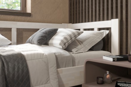 Milujete vůni dřeva? Pak je tato celomasivní postel perfektní volbou pro vás, jelikož je postavena z nejkvalitnějších dřevin buku a dubu.