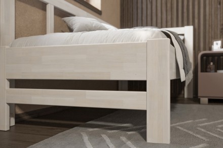 Milujete vůni dřeva? Pak je tato celomasivní postel perfektní volbou pro vás, jelikož je postavena z nejkvalitnějších dřevin buku a dubu.