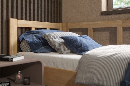 Milujete vůni dřeva? Pak je tato celomasivní postel perfektní volbou pro vás, jelikož je postavena z nejkvalitnějších dřevin buku a dubu.