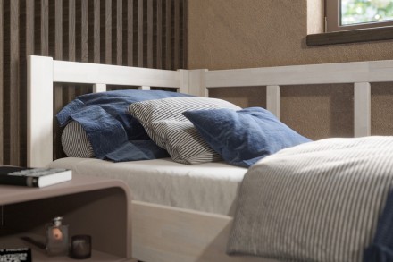 Milujete vůni dřeva? Pak je tato celomasivní postel perfektní volbou pro vás, jelikož je postavena z nejkvalitnějších dřevin buku a dubu.