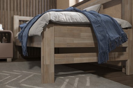 Milujete vůni dřeva? Pak je tato celomasivní postel perfektní volbou pro vás, jelikož je postavena z nejkvalitnějších dřevin buku a dubu.