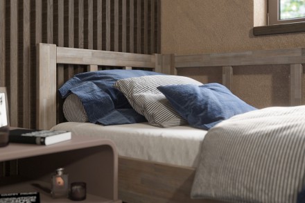 Milujete vůni dřeva? Pak je tato celomasivní postel perfektní volbou pro vás, jelikož je postavena z nejkvalitnějších dřevin buku a dubu.