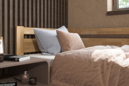 Postel Emily je velmi oblíbené jednolůžko, které se bude hodit do dětského pokoje i ložnice. Dokonalá vůně dřeva navodí v místnosti úžasnou atmosféru, která bude pro spánek ideální