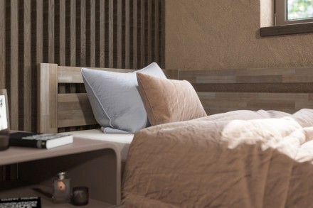 Postel Emily je velmi oblíbené jednolůžko, které se bude hodit do dětského pokoje i ložnice. Dokonalá vůně dřeva navodí v místnosti úžasnou atmosféru, která bude pro spánek ideální