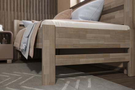 Postel Emily je velmi oblíbené jednolůžko, které se bude hodit do dětského pokoje i ložnice. Dokonalá vůně dřeva navodí v místnosti úžasnou atmosféru, která bude pro spánek ideální