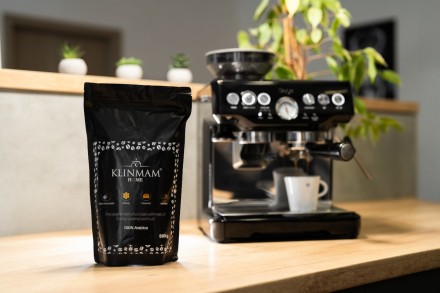 S naším šálkem kávy to jde jednoduše. Sametová hořkost čokolády s tóny oříšků dodávající směsi zemitost je vyvážená jemnou sladkostí medu a bohatou chutí karamelu. Každý doušek vám dokáže, že dokonalá rovnováha hořké a sladké chuti existuje.