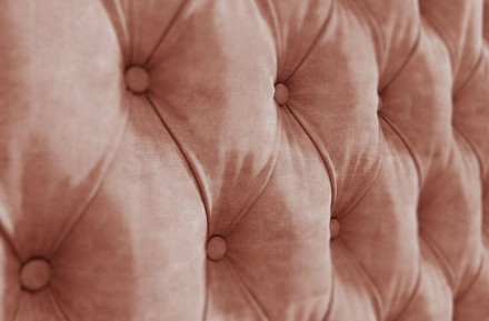 Elegantní čalouněná boxspringová postel Grand vám poskytne opravdu luxusní odpočinek. Základna postele je koncipována jako boxspring, oproti běžným boxspringovým postelím je navíc vybavena pevnými bukovými lamelami představujícími rošt pro uložení matrace. Na výběr máte hned z několika látek a velikostí postele, můžete si tak vybrat konkrétní variantu, která vám nejvíce vyhovuje.