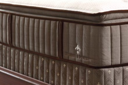 Luxusní 45 cm vysoká pružinová matrace Stearns & Foster Lux Estate Plush.