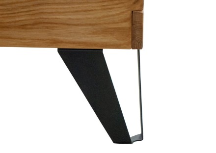 Postel s dřevěným rámem a čalouněným čelem.