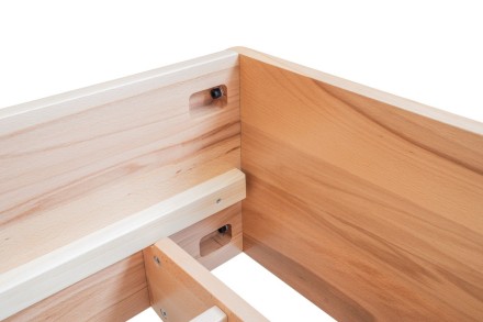 Masivní postel s propracovaným designem vznášející se postele