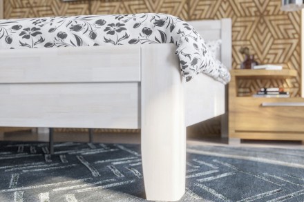 Robustní masivní postel Sion K3 bude důstojnou dominantou vaší ložnice, do které přinese útulnost i komfort.