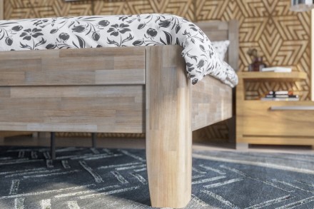 Robustní masivní postel Sion K3 bude důstojnou dominantou vaší ložnice, do které přinese útulnost i komfort.