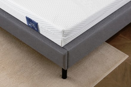 Ergonomicky tvarovaná pěnová matrace Lilac s technologií chladivého gelu.