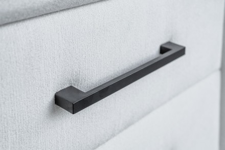 Elegantní noční stolek se zásuvkami