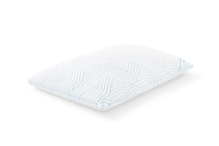 Polštář TEMPUR® Comfort Soft SmartCool 2.0 je vyroben ze zbrusu nových materiálů TEMPUR®, které poskytují ještě o 20% větší úlevu od tlaku než kdykoliv předtím. Pro tento polštář je materiál vyvinutý tak, že v sobě kombinuje neuvěřitelnou měkkost a pohodlí s potřebnou a dokonalou oporou páteře při spánku.
