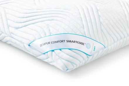 Polštář TEMPUR® Comfort Soft SmartCool 2.0 je vyroben ze zbrusu nových materiálů TEMPUR®, které poskytují ještě o 20% větší úlevu od tlaku než kdykoliv předtím. Pro tento polštář je materiál vyvinutý tak, že v sobě kombinuje neuvěřitelnou měkkost a pohodlí s potřebnou a dokonalou oporou páteře při spánku.